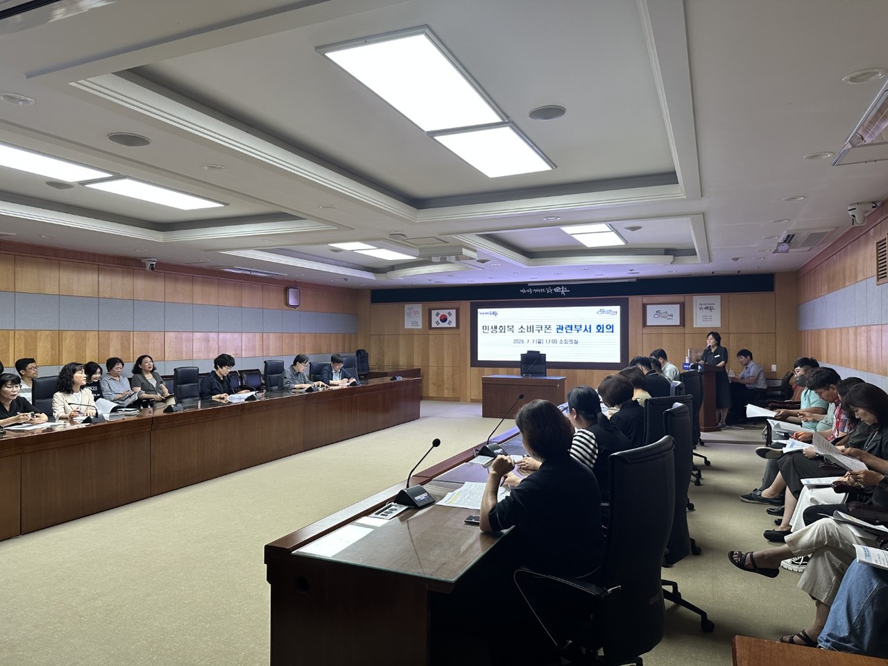 ▲지난 7일 순천시는 '민생회복 소비쿠폰'의 신속한 지급을 위해 시청 소회의실에서 전담 TF 회의를 열고 운영방안을 공유하고 있다. ⓒ순천시