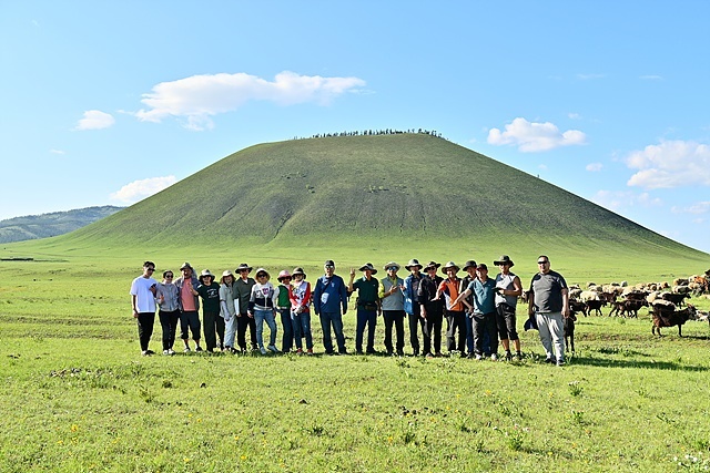 ▲ 홉스골에서 2박한 일행이 '오란터거'를 돌아본 후 기념촬영했다. '오란터거'는 제주도의 오름과 같은 화산분화구다  ⓒ오문수