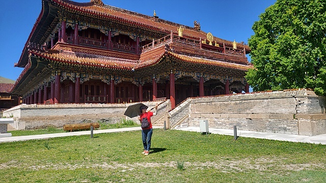 ▲ 몽골의 3대 불교사원 중 하나인 '아마르바야스갈란트' 사원 모습. 화려한 외관 뒤에는 빛바랜 흔적이 역력했다. 한 때 2천여명에 달했던 사원에는 현재 극소수의 승려만 남았다. ⓒ오문수