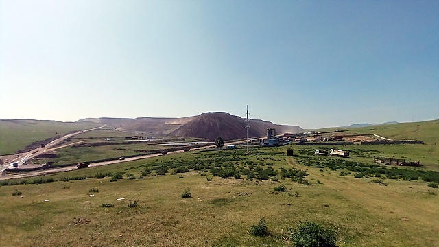 ▲ 몽골 2위의 도시 '에르데네트'에는 세계4위의 매장량을 자랑하는 구리광산이 있었다. 도로에는 원광석을 운반하는 덤프 트럭들이 분주히 오가고 있었다. ⓒ오문수