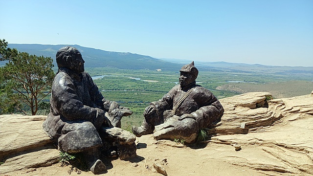 ▲ 중국과 러시아의 압력으로부터 몽골을 독립시킨 수흐바타르 장군 동상 모습. 뒤에 보이는 셀렝게 강을 건너면 러시아 영토다. 수흐바타르 도시 명칭은 독립영웅 수흐바타르를 기리기 위해 지은 이름이다. ⓒ오문수