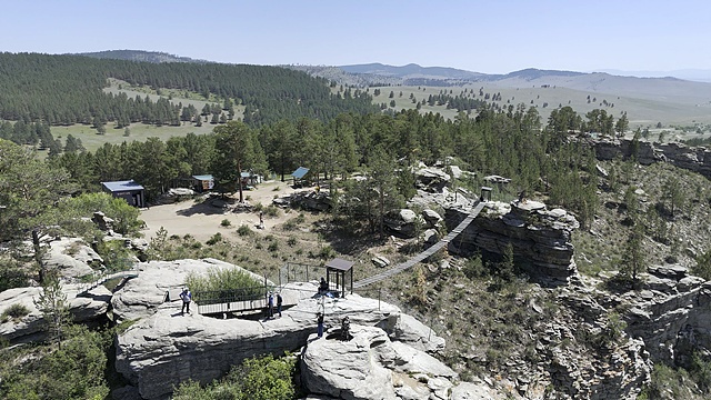 ▲  수흐바타르의 놀이시설 모습으로 다리를 건넌 관광객들은 짚라인을 타고 되돌아온다. ⓒ박근세