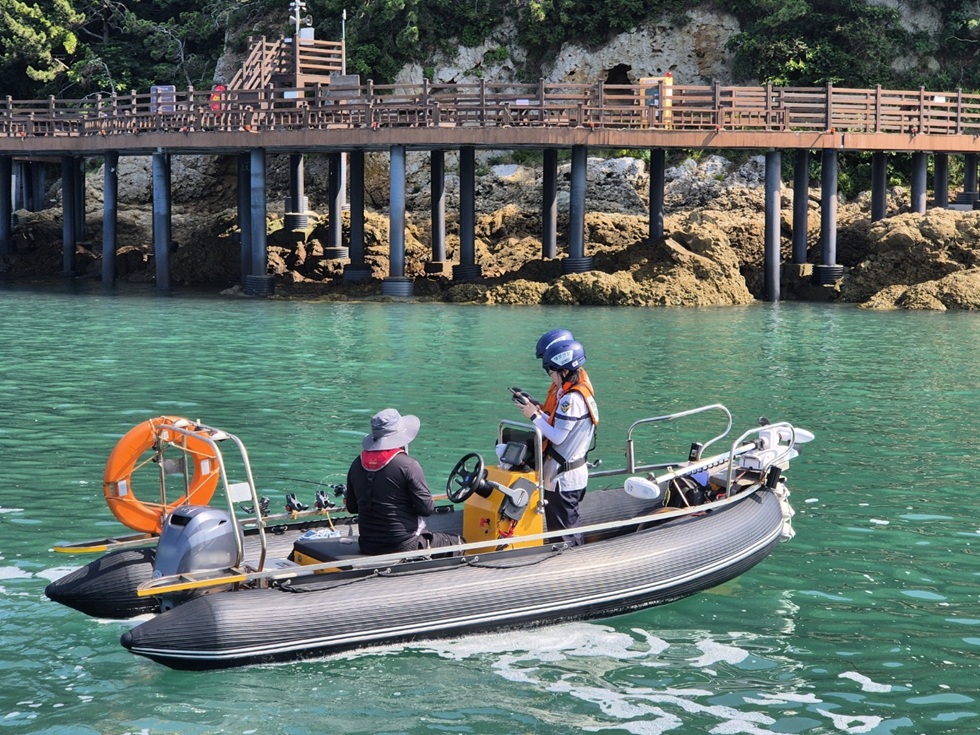 ▲ 레저활동자 대상 현장 안전 교육 및 홍보물을 전달 모습 ⓒ여수해양경찰서