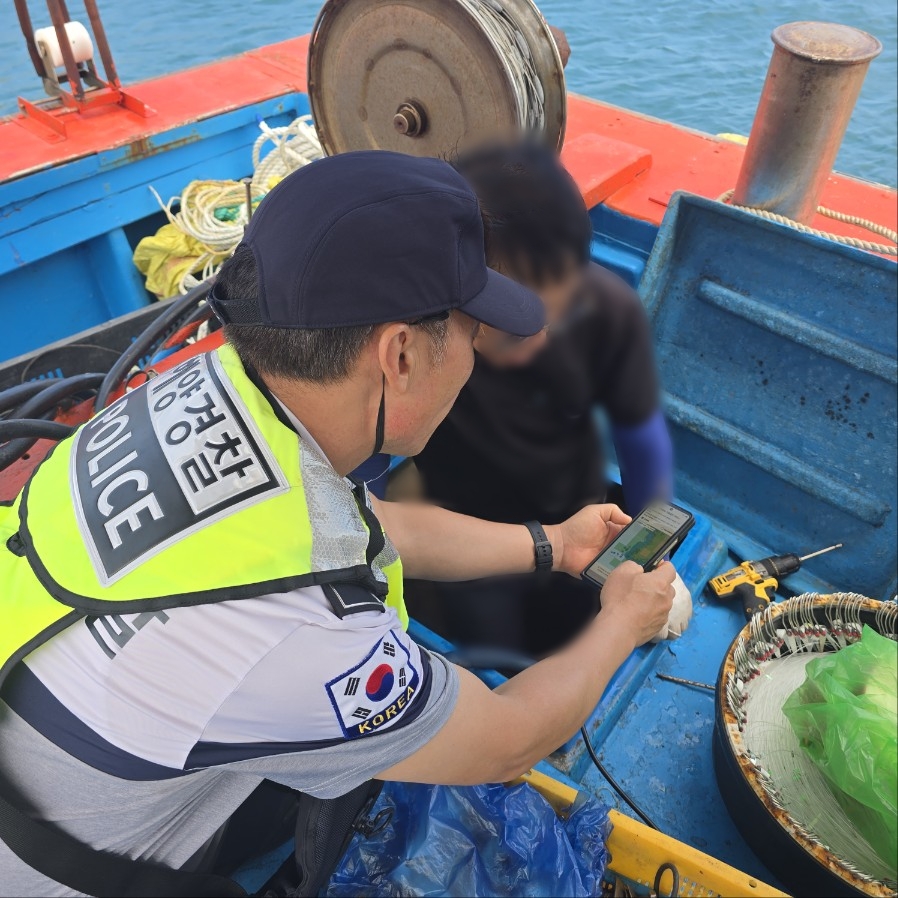 ▲ 여수해경이 현장에서 안전 교육 및 홍보물을 전달 모습 ⓒ여수해양경찰서