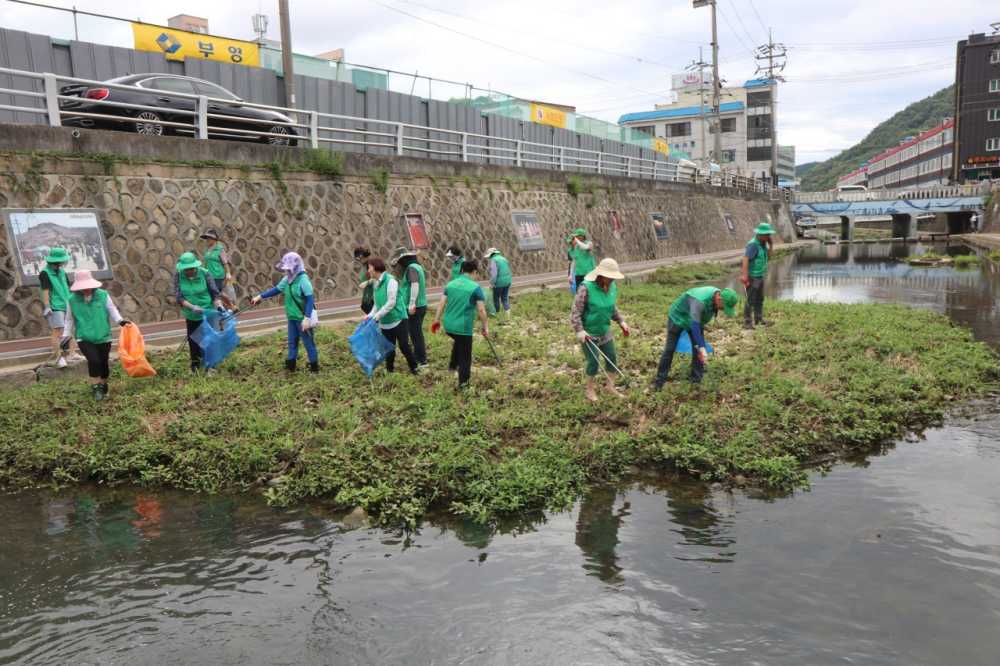 ▲ ‘EM 흙공 던지기 및 환경정화 활동’ 모습  ⓒ여수시새마을회