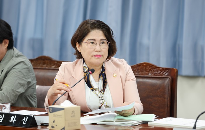 ▲ 2025년도 인구청년이민국 소관 업무보고의 건 심사를 하고 있다. ⓒ전남도의회