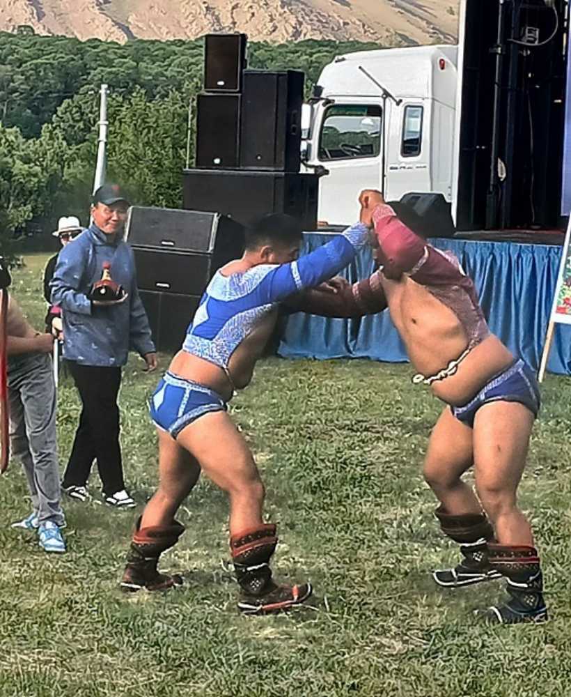 ▲ 일행이 머무는 테렐지 캠핑장에서 열린 몽골씨름 장면. 지역에서 열린 나담축제 모습 중 하나이다 . ⓒ오문수