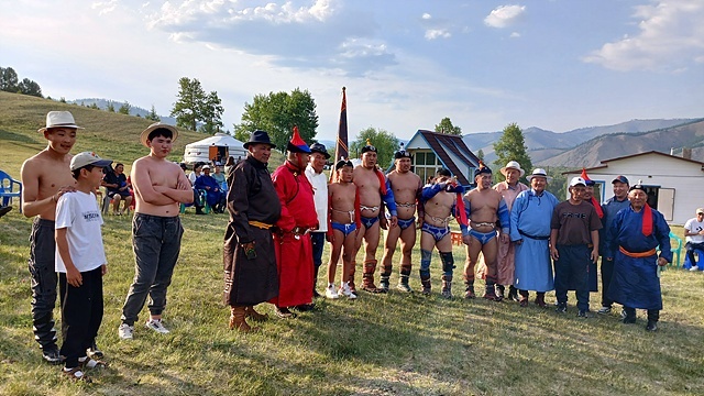 ▲ 씨름 경기를 마친 사람들이 기념촬영했다. ⓒ오문수