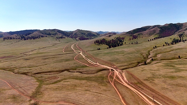 ▲ 몽골 초원을 달리는 차들은 길이 보이지 않을 경우 초원길로 달린다. 몽골 초원에서는 달리면 길이 된다. 뒷차는 앞차의 바퀴자국을 보고 나아갈 방향을 찾는다. ⓒ박근세