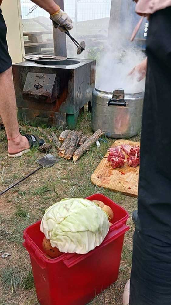 ▲ 몽골운전기사들이 허르헉을 만들고 있다. 양고기를 넣은 찜통에 양파와 당근, 마늘, 소금을 넣은 후 불에 달군 돌을 집어넣고 6시간 쯤 지나서 먹는 '허르헉'은 양고기 중 최고의 맛을 자랑한다. 냄새가 사라졌을 뿐만 아니라 고기가 부드러워졌기때문이다.  ⓒ오문수