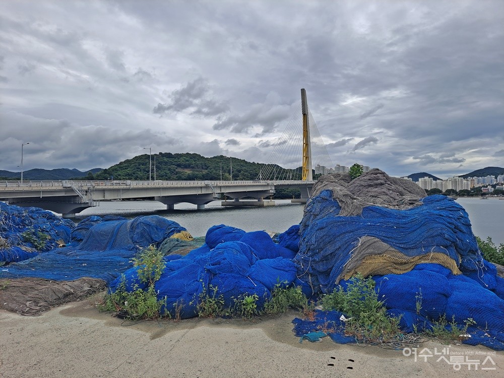 ▲ 여수 소호동 물양장에 산더미처럼 쌓인 그물과 폐어구다. ⓒ조찬현