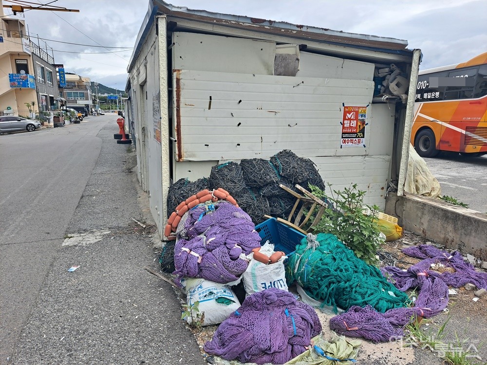 ▲ 여수 소호동 도로의 조립식 건물과 내다 버린 쓰레기다. ⓒ조찬현