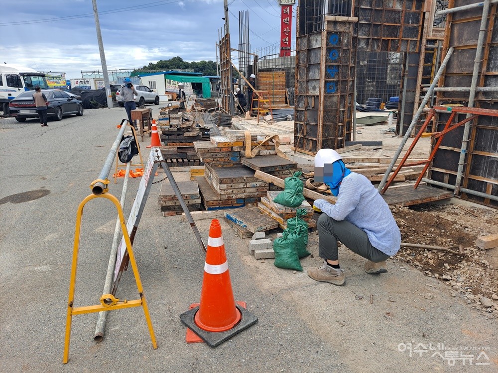 ▲ 차량이 오가는 도로 일부를 점유한 채 상가 건물 공사를 하고 있다. ⓒ조찬현
