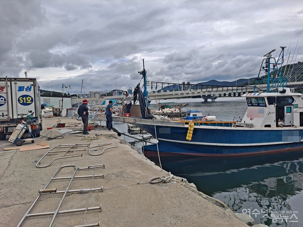 ▲ 여수 소호동 바닷가에서 낚시어선을 용접하면서 수리하고 있다. ⓒ조찬현