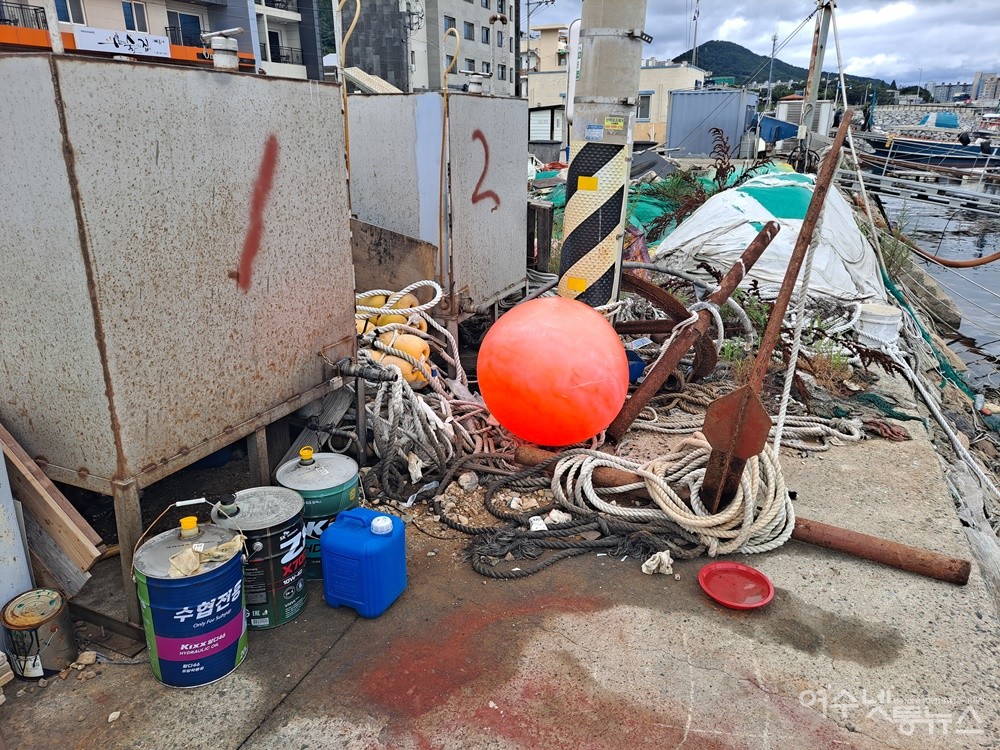 ▲ 아무렇게나 내다 버린 닻과 밧줄 등 폐어구들이 눈살을 찌푸리게 한다. ⓒ조찬현