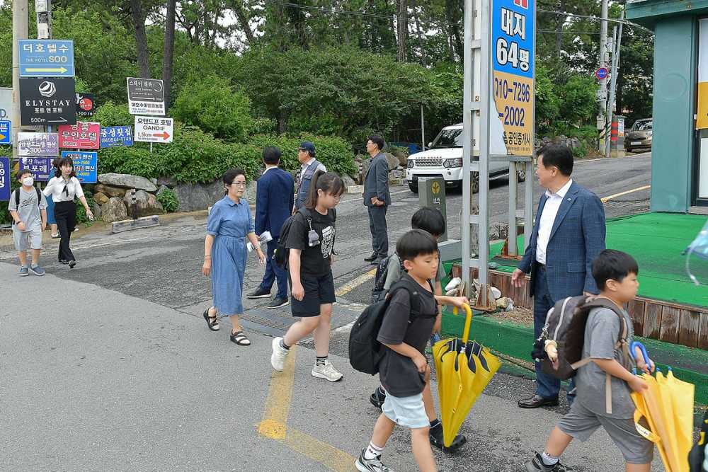 ▲ 시민과의 소통 강화를 위해 지난 6월 23일부터 운영 중인 ‘시민의 소리함’을 통해 접수된 첫 번째 건의 사항을 처리하기 위해 현장 방문에 나섰다고 밝혔다. ⓒ여수시