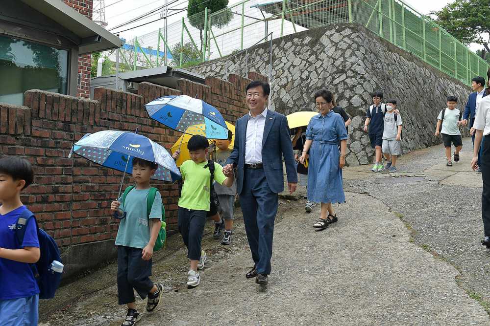 ▲ 시민과의 소통 강화를 위해 지난 6월 23일부터 운영 중인 ‘시민의 소리함’을 통해 접수된 첫 번째 건의 사항을 처리하기 위해 현장 방문에 나섰다고 밝혔다. ⓒ여수시