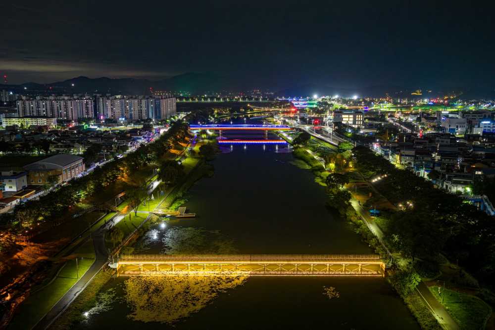 ▲ ‘2025년 동천 야광 축제'가 펼쳐질 풍덕교에서 팔마대교 구간의 동천 야간 경관. ⓒ순천시