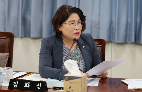 ▲ 2025년도 자치행정국 소관 업무보고의 건 심사를 하고 있다. ⓒ전라남도의회