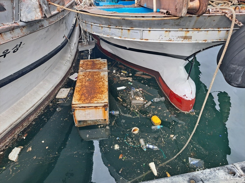 ▲ 여수 국동항 바다에 생활 쓰레기와 폐냉장고가 둥둥 떠 있다. ⓒ조찬현