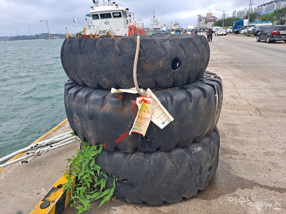 ▲ 물양장에 불법 적치된 폐타이어에서는 풀이 자라고 있다. ⓒ조찬현