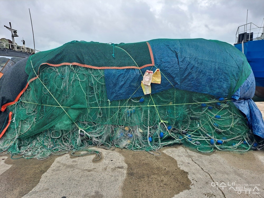 ▲ 불법 적치된 폐그물에 계고장이 덕지덕지 붙어 있다. ⓒ조찬현