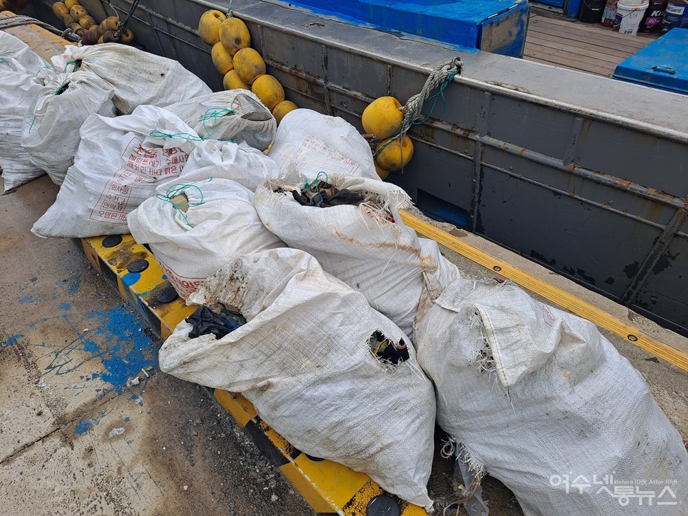 ▲ 해양쓰레기 수거용 마대에는 기름걸레와 폐장갑 등 특정 폐기물이 가득 담겨있다. ⓒ조찬현