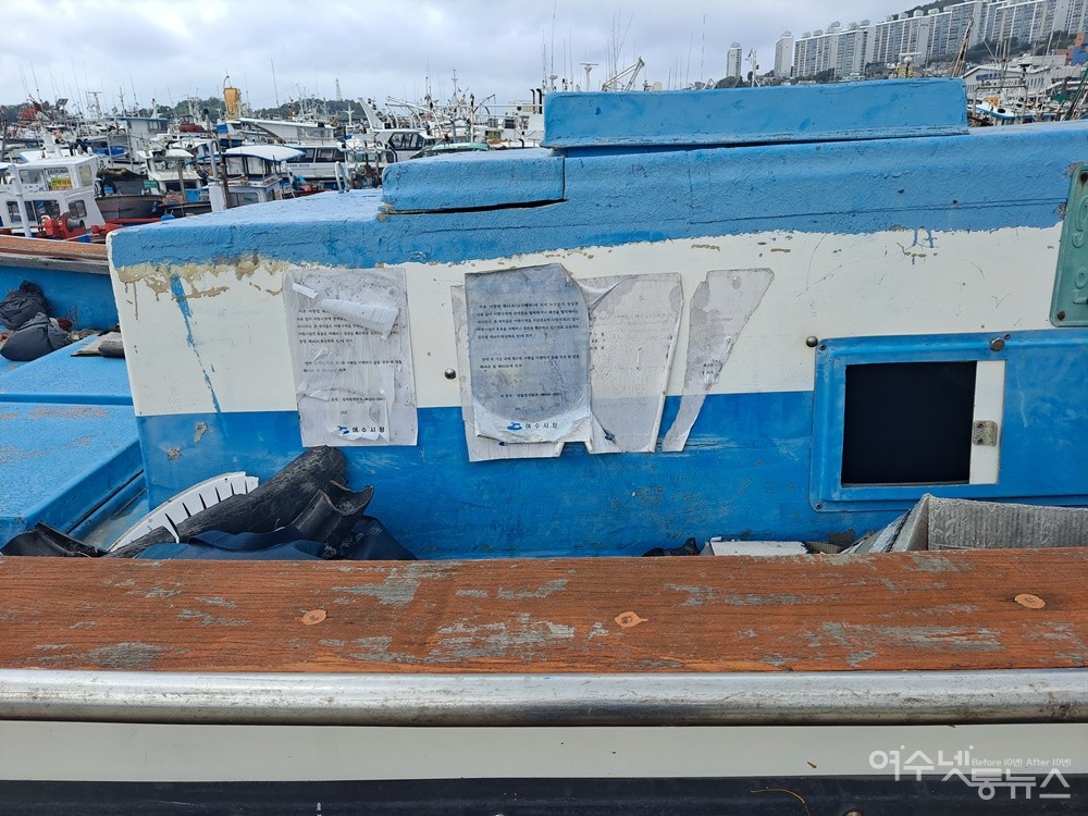 ▲ 뭍으로 올라와 수년째 방치된 선박에 서너 장의 계고장이 붙어 있다.  ⓒ조찬현