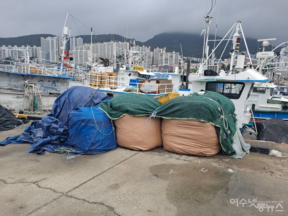 ▲ 내다 버린 생활 쓰레기와 폐어구들이다.  ⓒ조찬현