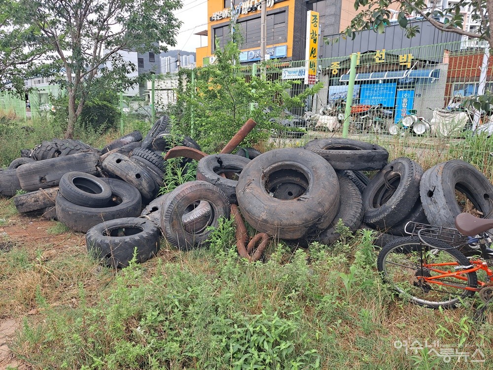 ▲ 폐타이어가 가득 쌓여 있다. ⓒ조찬현