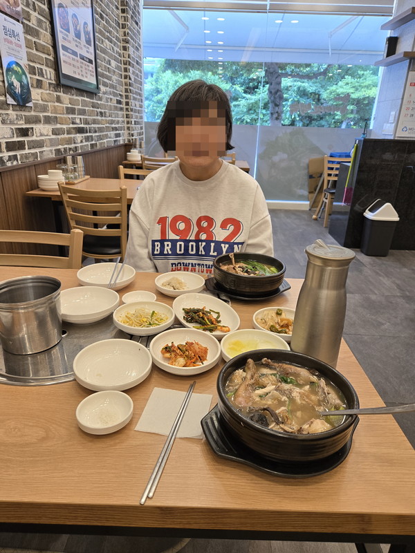 ▲활동지원사와 함께 식사하는 이용자 ⓒ문수종합사회복지관