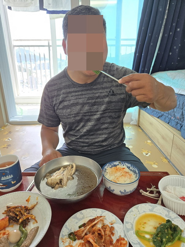 ▲포장해온 삼계탕으로 식사하는 이용자 ⓒ문수종합사회복지관