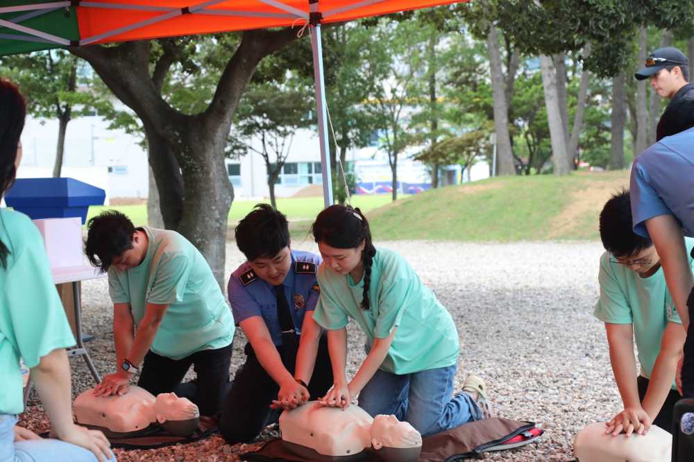 ▲행사 참석자 대상 응급처치 교육 및 실습 모습ⓒ여수해양경찰서