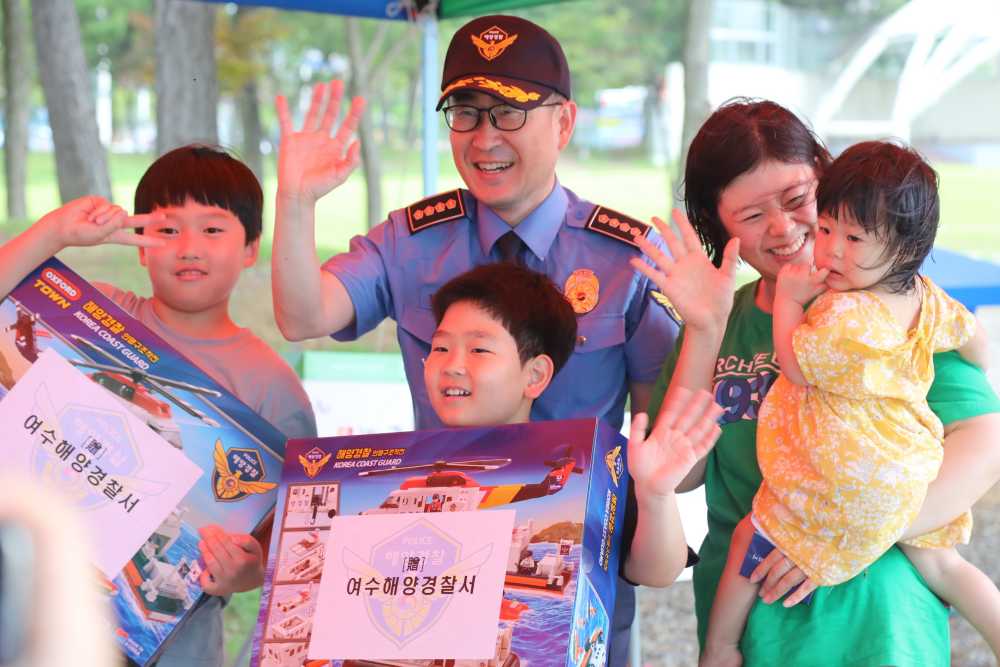 ▲행운의 경춤추첨 ⓒ여수해양경찰서