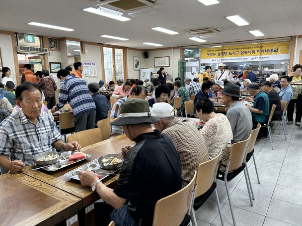 ▲초복맞이 삼계탕 효도급식 행사 ⓒ동여수노인복지관