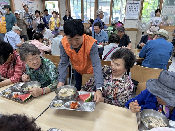 ▲ 배식봉사 모습 ⓒ동여수노인복지관