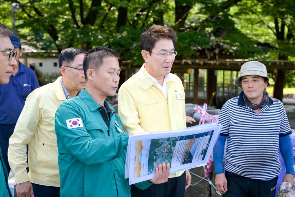 ▲ 노관규 순천시장이 황전천 용서교를 찾아 현장 상황을 긴급 점검하고 있다. ⓒ순천시