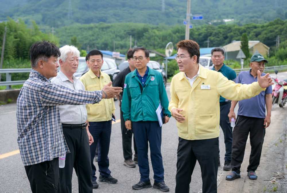 ▲ 노관규 순천시장이 회룡천 재해 현장을 찾아 주민들과 대화를 나누고 있다. ⓒ순천시