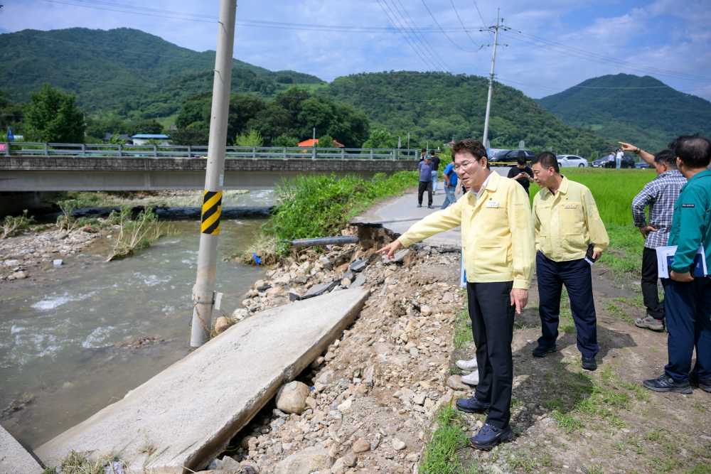 ▲ 순천시장이 회룡천 하천제방 유실현장을 찾아 현장 상황을 점검하고, 긴급복구를 지시하고 있다.  ⓒ순천시