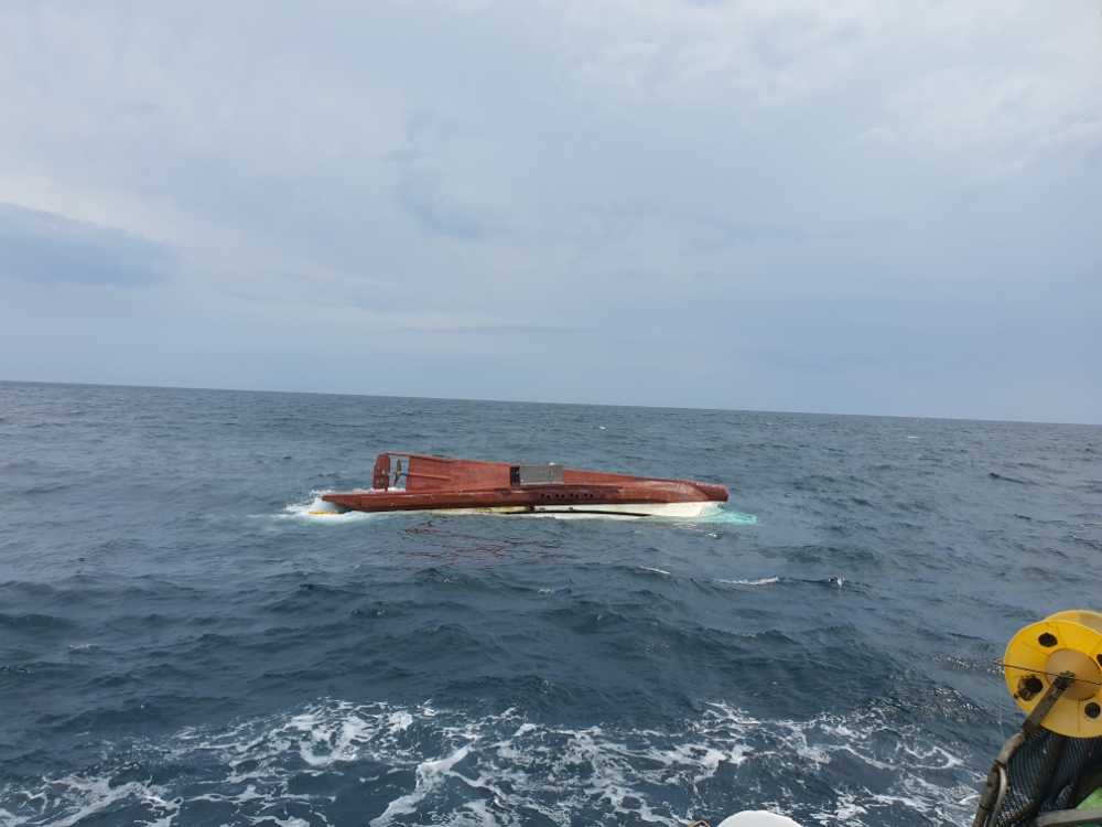 ▲ 간여암 인근 전복어선  ⓒ여수해양경찰서