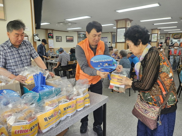 ▲ 한화에어로스페이스 여수사업장 이상형 팀장이 행사에 참여해  여름맞이 물품 전달 모습 ⓒ문수종합사회복지관 