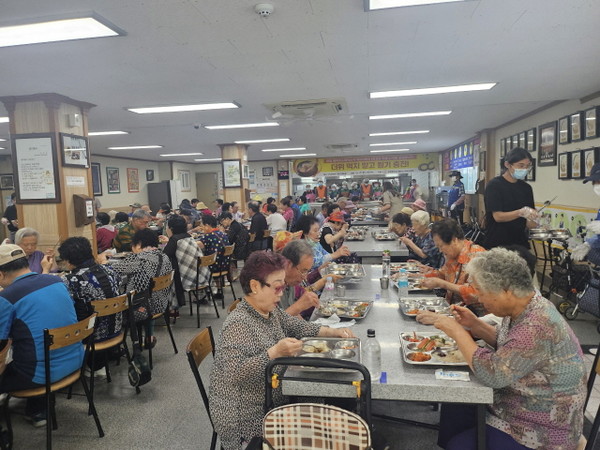 ▲초복맞이 영양가득 건강 특식(전복, 닭, 새싹삼 재료) 제공하는 모습 ⓒ문수종합사회복지관