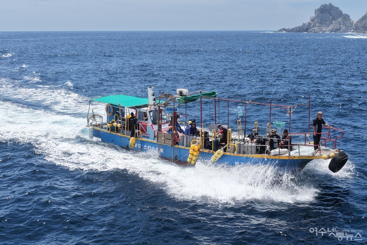 ▲ 다이빙선을 타고 수중정화에 나서는 회원들 모습 ⓒ박근호 제공