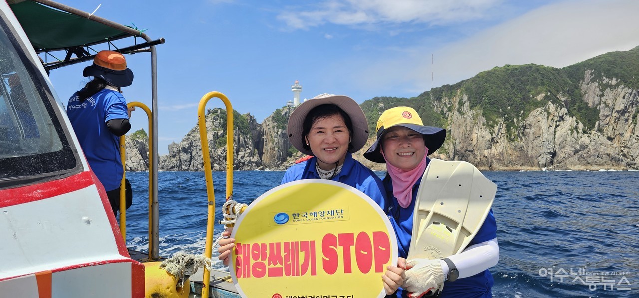 ▲ 수중정화 나선 박성미 의원과 최은서 회원 한컷 ⓒ박근호 제공