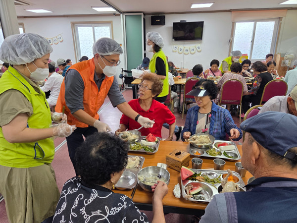 ▲ 지역주민 여러분 '초복에 건강한 한 끼 드시고 힘내세요!'