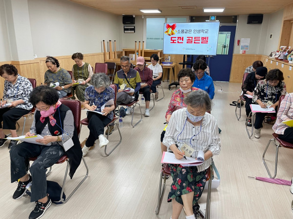 ▲ 도전, 골든벨! 출전한 학생들이 문제를 풀고 있다. ​ⓒ미평종합사회복지관