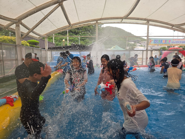 ▲ 아동들이 물총싸움를 하고 있다. ⓒ미평종합사회복지관