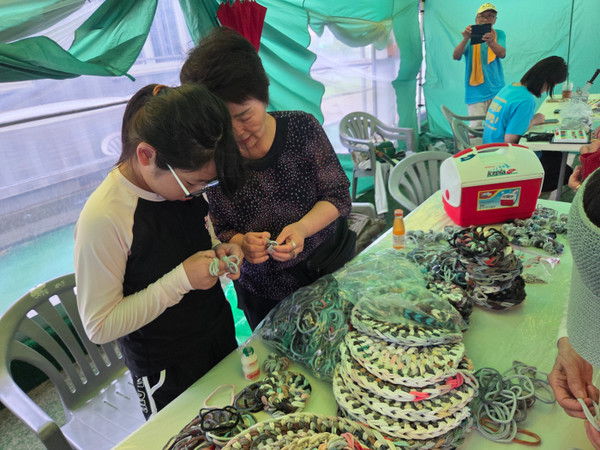 ▲ 미평종합사회복지관 '청춘어람' 부스운영 참여 (양말목 공예) ⓒ미평종합사회복지관