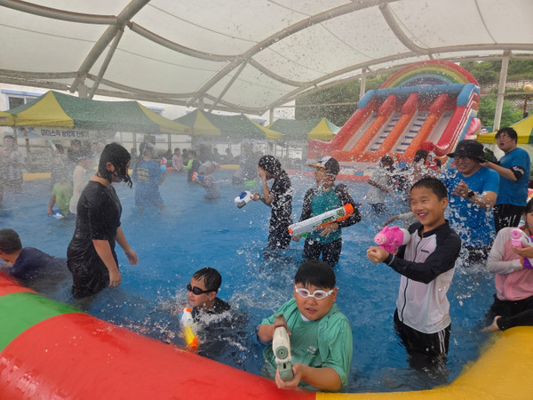 ▲ 여름방학 시작! 무더위 날려버리자! 신나는 물총 놀이 하자! ⓒ미평종합사회복지관