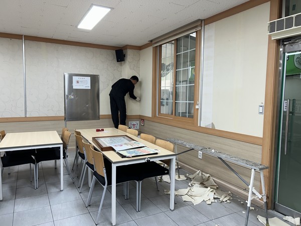 ▲ 경로식당 도배작업 ⓒ동여수노인복지관